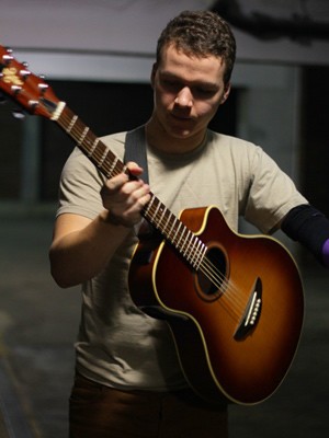 Max Richards, Solo Singer/Guitarist