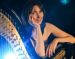 Oona Linnett (Harpist), Harpist