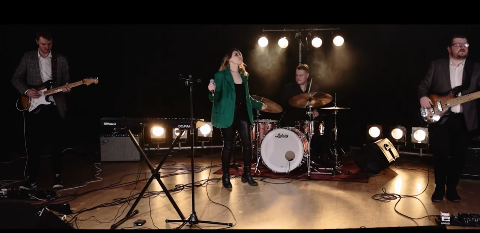 Sugar Rush video live band 