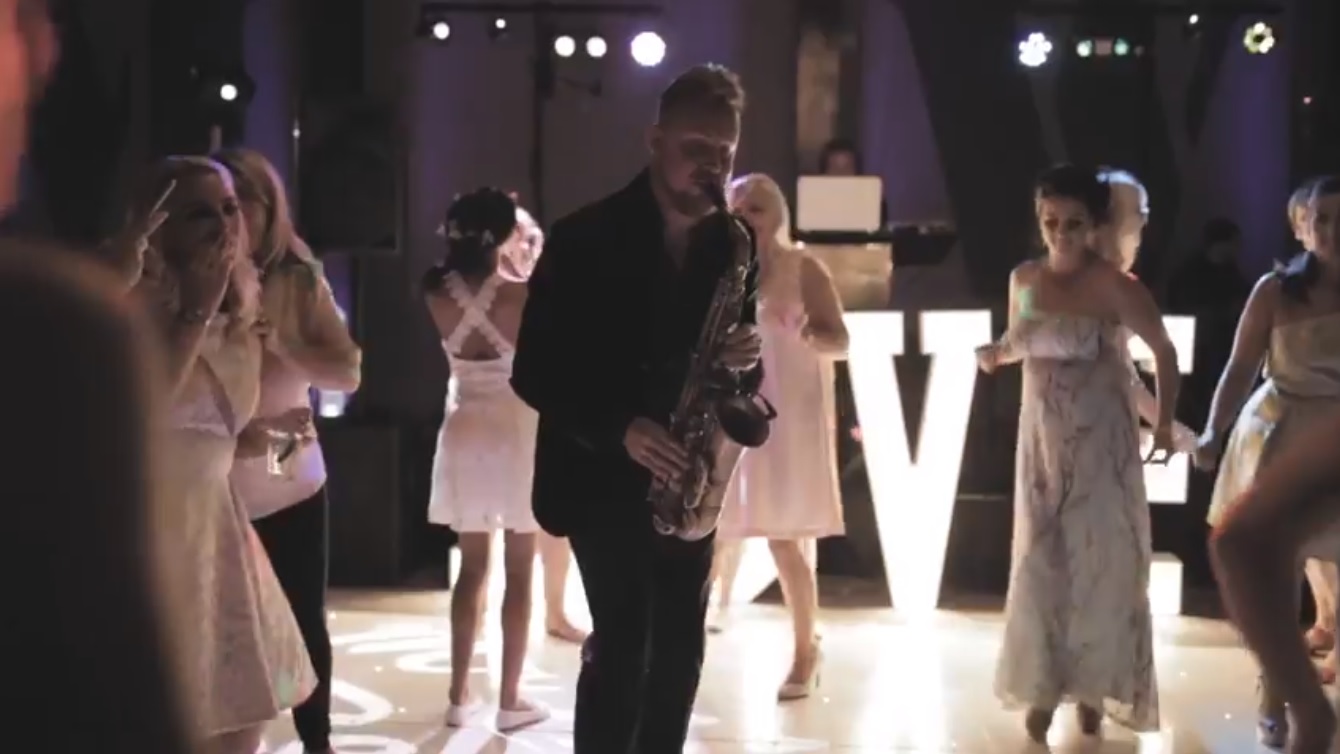 Cool Notes (saxophonist) video live band 